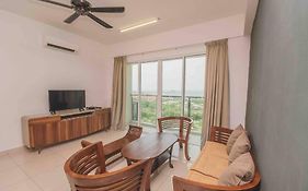 3 Bedroom Condo With Pool Near Queensbay Mall